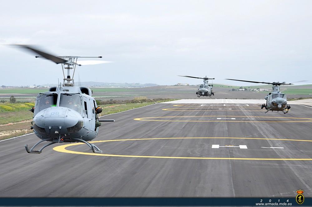 AB-212 3ª Escuadrilla junto a dos UH-1Y (EE.UU.) en helipuerto de Base Naval de Rota - PHIBLEX 01-14