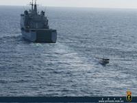 El Buque Anfibio Galicia remolcando al Dhow Serry rumbo a Mombasa (Kenya) en la operación Atalanta