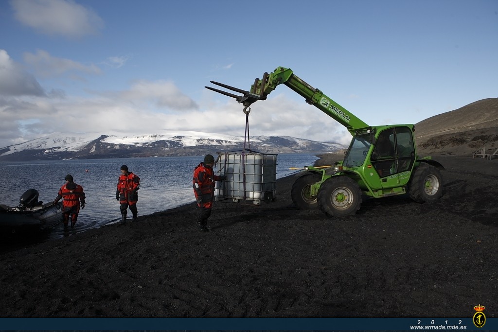 Desembarco de material en una base antártica