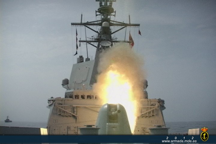 Lanzamiento de misil desde una fragata clase Álvaro de Bazán
