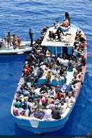 Rescate de un barco de inmigración ilegal en aguas próximas a Libia por la Fragata Almirante JJuan de Borbón