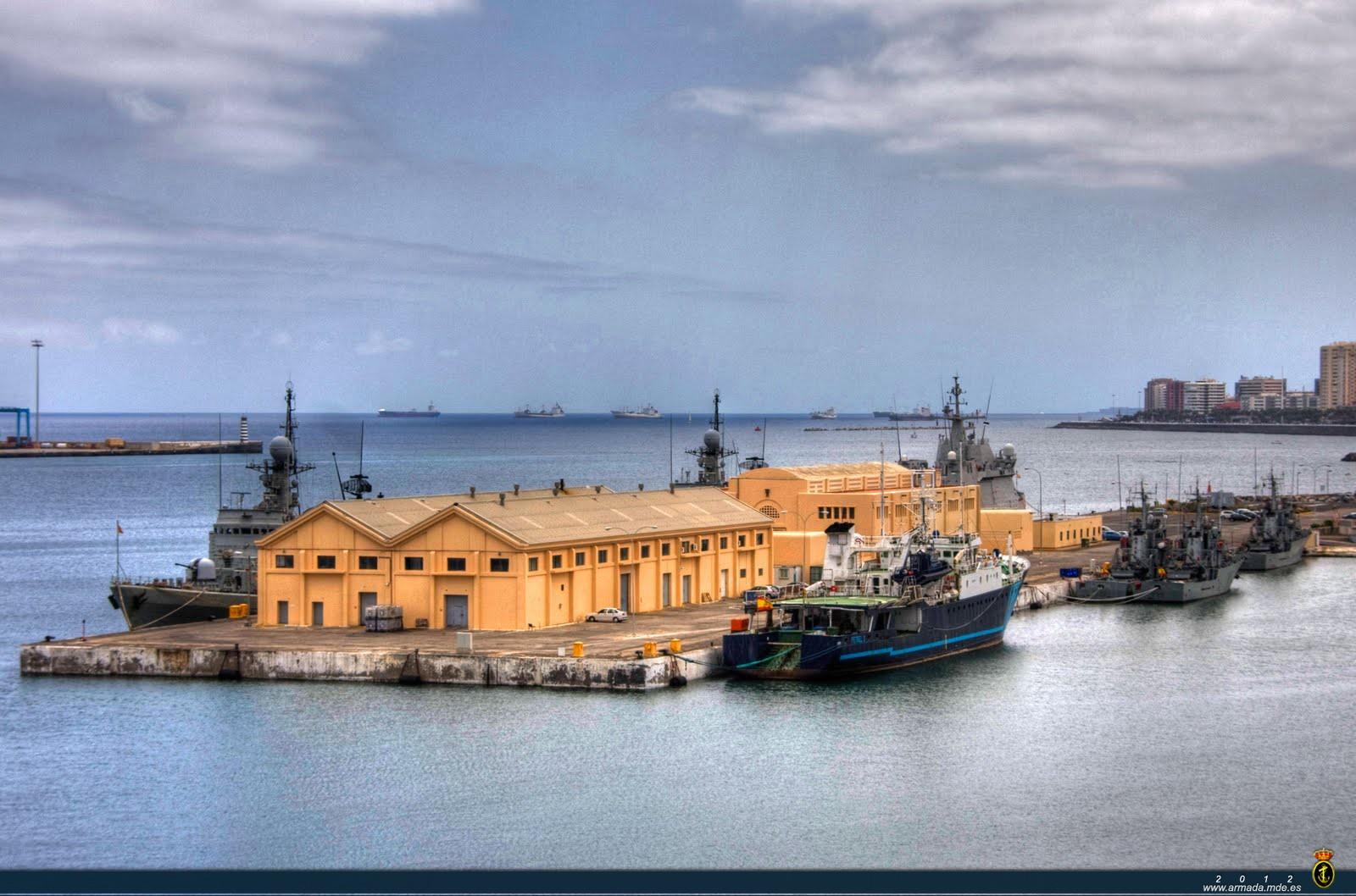 Vista general muelles de la Base Naval de Las Palmas (2011)