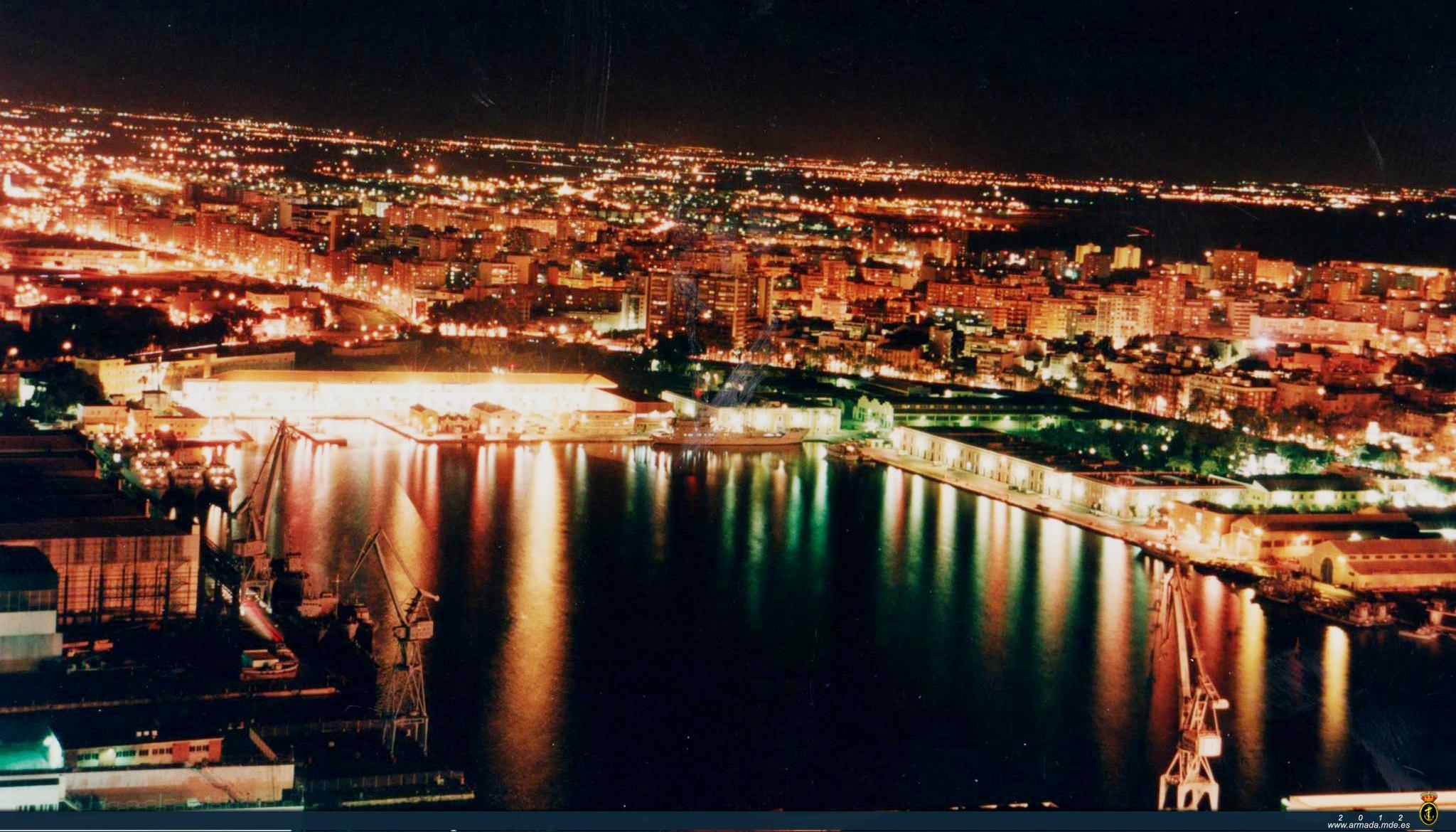 Vista nocturna del Puerto del Arsenal