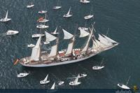 Elcano a su salida a la mar rodeado de veleros