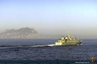 Cazaminas Tambre navegando en frente de Gibraltar.