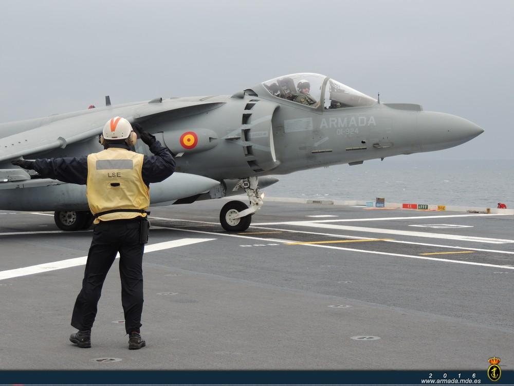 Harrier saliendo de su aparcamiento en la cubierta de vuelo del Juan Carlos I. Foto Luis Dïaz-Bedia Astor