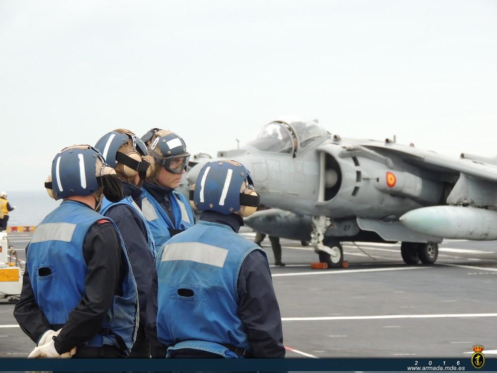 Personal de marinería en la cubierta de vuelo del Juan Carlos I. Foto Luis Díaz-Bedia Astor