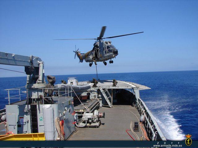 Unidad de Seguridad de Canarias.Ejercicio sobre un buque de la Armada con un helicóptero.