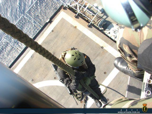 Unidad de Seguridad de Canarias.Fast rope desde helicóptero sobre un buque navegando.