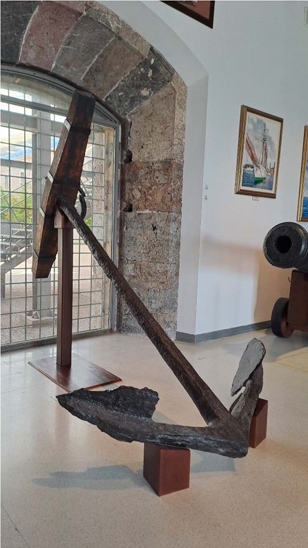 Imagen de: Ancla restaurada en el hall del Museo