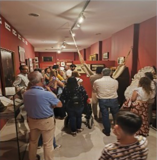 Momento de uno de los pases por el museo