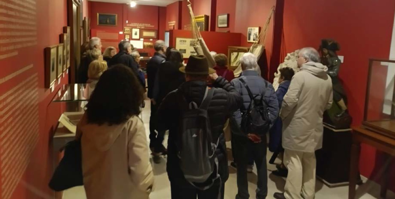 Integrantes de la asociación DETUCOSE durante uno de los momentos de la visita guiada al Museo de San Fernando.