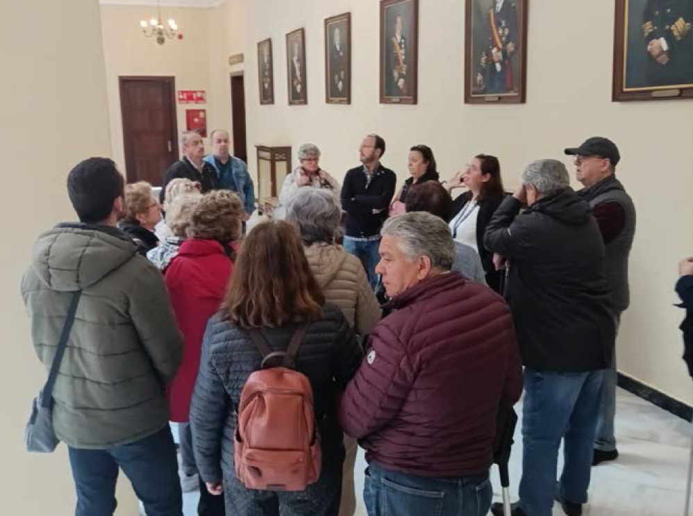 Detalle del recorrido realizado por los visitantes de la asociación DETUCOSE por las salas del Museo de San Fernando.