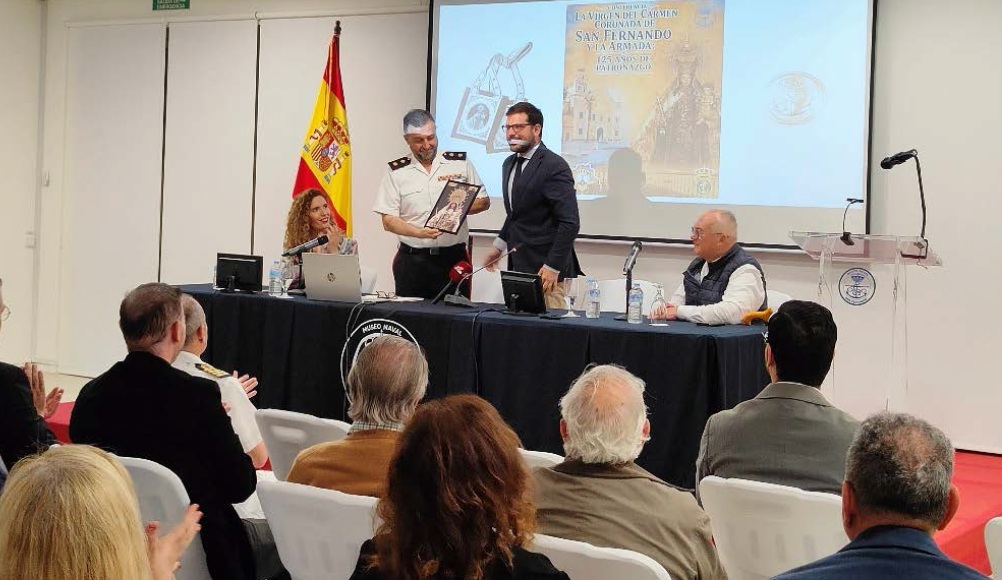 Momento de entrega de un obsequio al conferenciante.