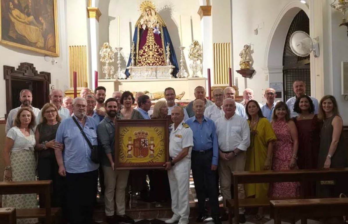 Momento del acto de entrega en depósito de la Bandera de Combate del buque de transporte «Contramaestre Casado» a la Hermandad del Santo Sepulcro de Málaga.