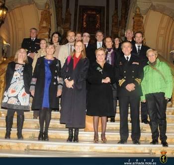 El director del Museo Naval recibió a los diputados en la escalera monumental del Cuartel General de la Armada