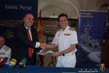 El almirante José Antonio González Carrión, vicepresidente de la Fundación Museo Naval, y César Gallo Erena han firmado hoy en el Museo Naval de Cartagena el convenio de colaboración