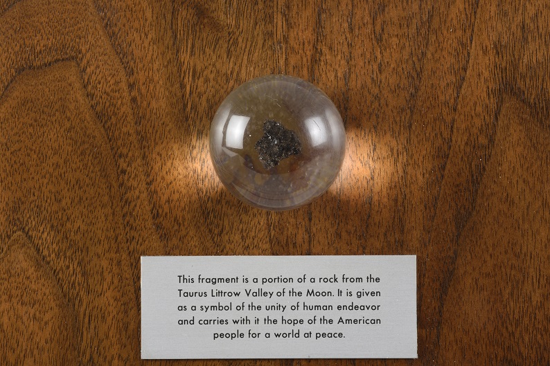 Imagen de: Fragmento de la roca lunar procedente del Valle Taurus-Littrow