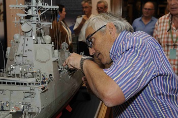 Imagen de: José Romero de Ávila retocando el modelo de la Fragata "Cristóbal Colón"