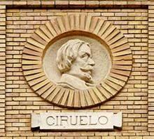 Medallón en la antigua Facultad de Medicina de Zaragoza