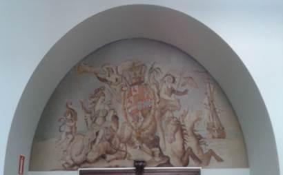 Detalle del fresco situado sobre la puerta.