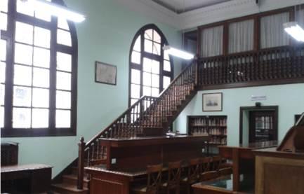 Acceso al despacho del Director.