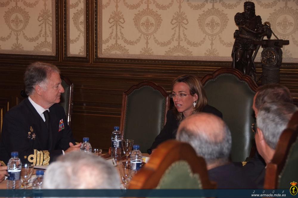 La ministra y el almirante general Zaragoza Soto, Jefe de Estado Mayor de la Armada durante la reunión del Consejo