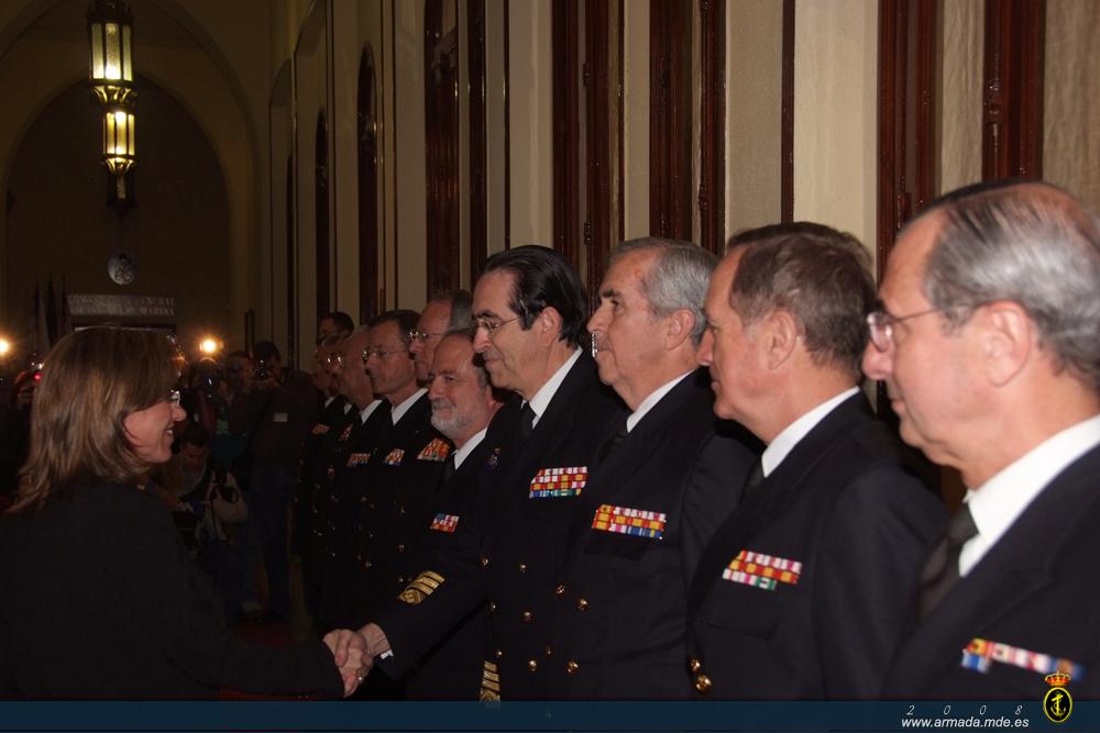 La ministra saluda a los componentes del Consejo Superior de la Armada