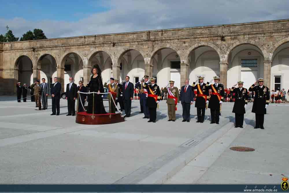 S. M. la Reina recibe los honores de ordenanza