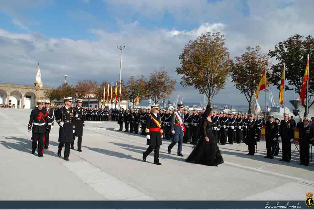 S.M. la Reina pasa revista a la fuerza