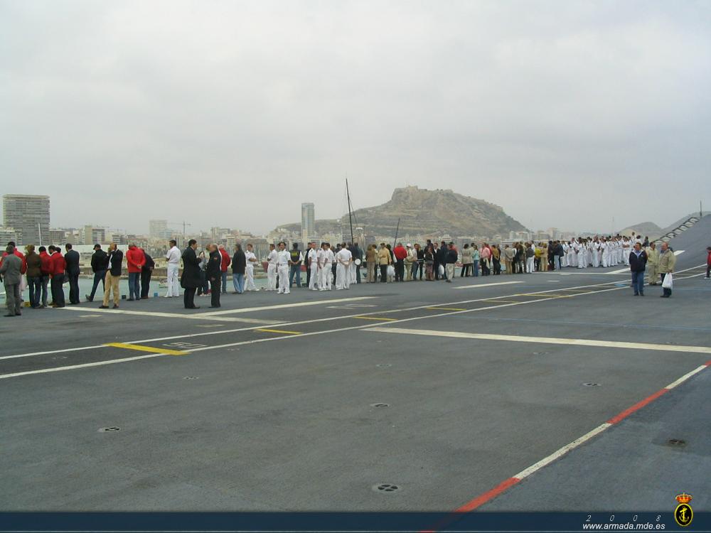 Invitados sobre la cubierta del Príncipe de Asturias