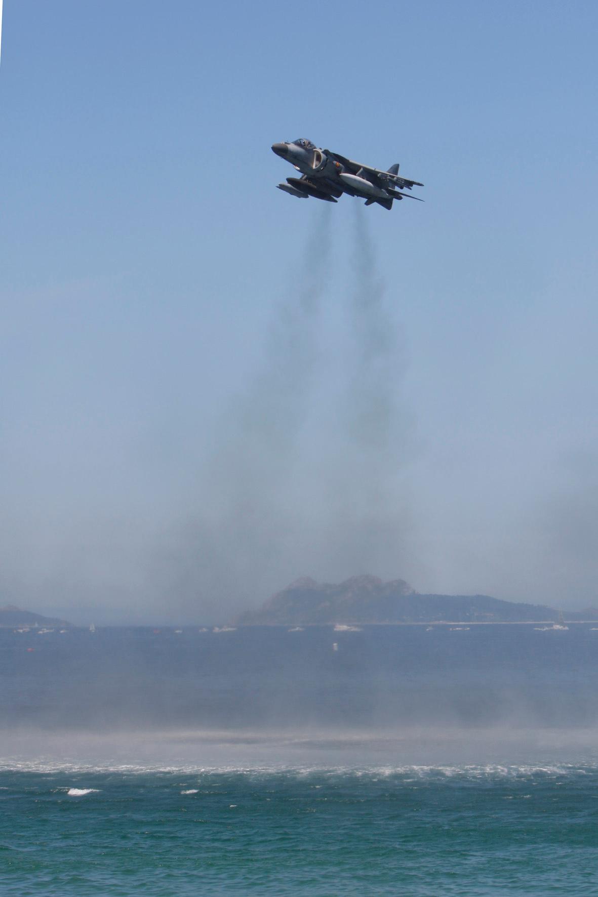 Harrier de la Flotilla de Aeronaves en vuelo estacionario en la playa del Samil (Foto del Ayuntamiento de Vigo)