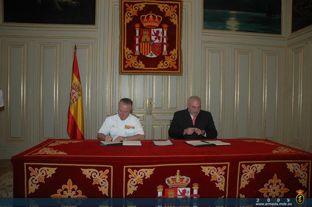Firma del convenio por parte del Ajema y el rector de la Universidad Politécnica de Madrid