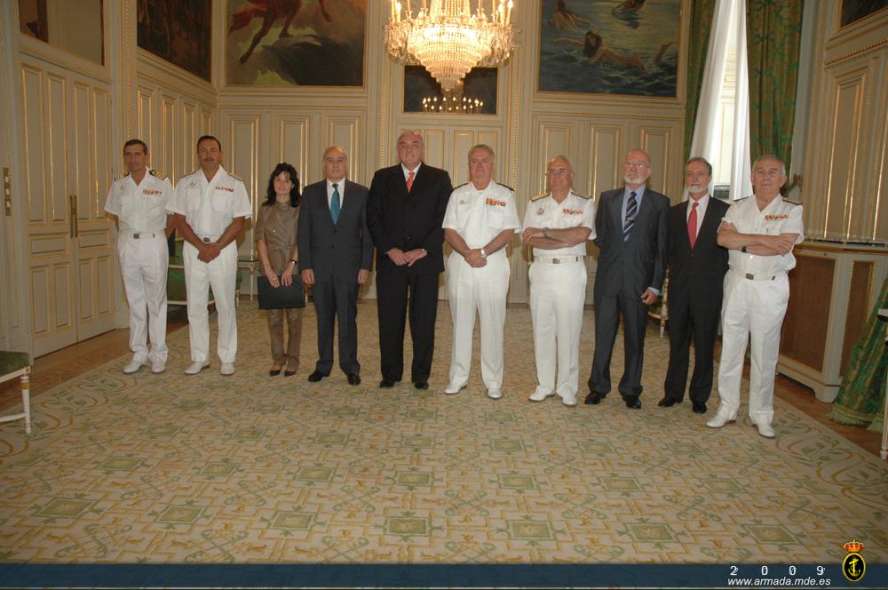 Foto de los representantes de la UPM y de la Armada