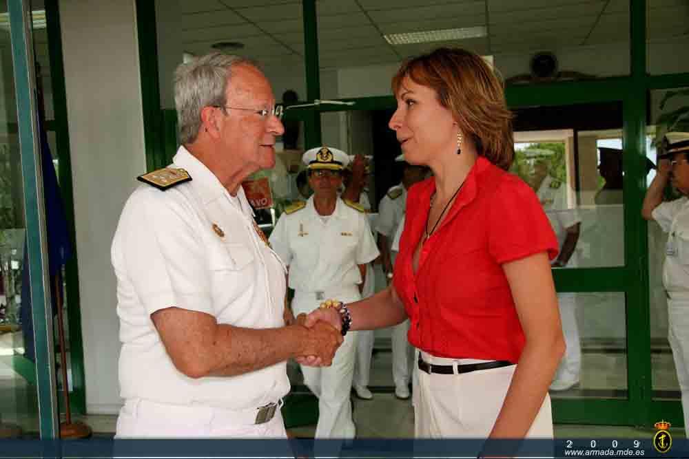El Almirante de la Flota saluda a la Directora General de Infraestructuras