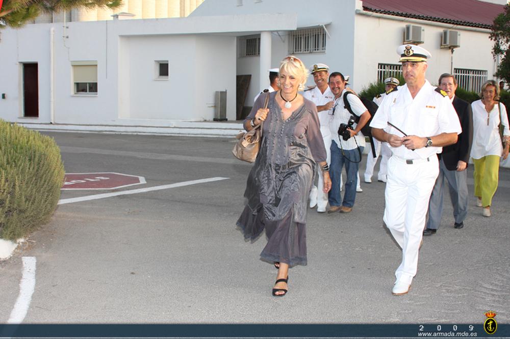 Con su presencia, la alcaldesa de Cádiz reconoce el significado histórico del evento