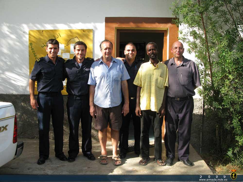 La dotación de la fragata Canarias con los responsables del orfanato de Cáritas en Yibuti