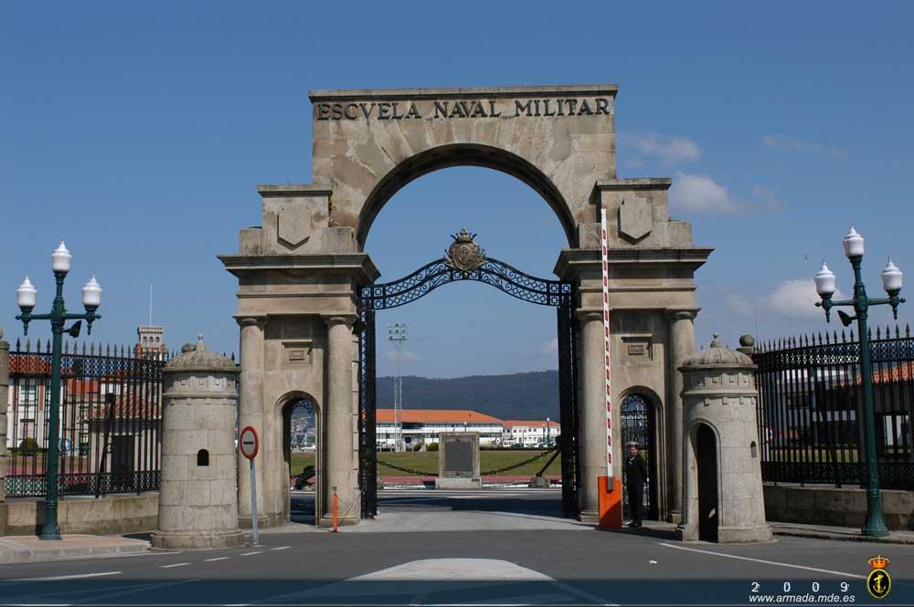 Puerta de Carlos I de la Escuela Naval Militar