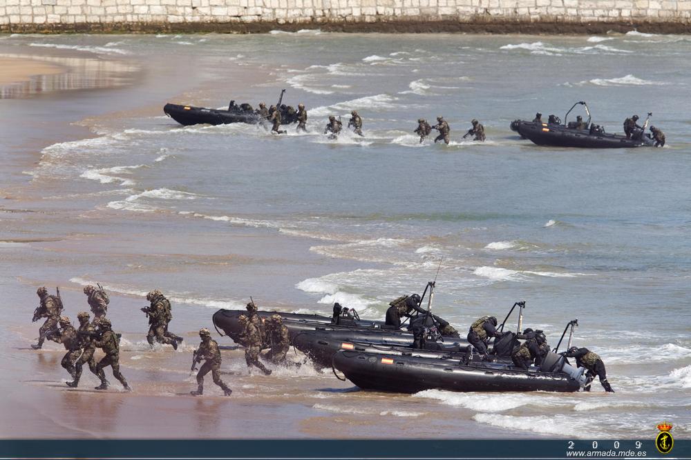 Soldados de Infantería de Marina desembarcando en la playa