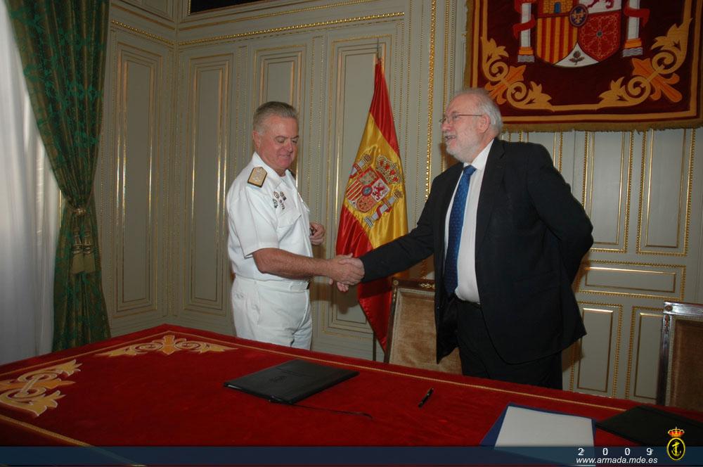 Saludo entre el rector de la UCM y el Almirante Jefe de Estado Mayor de la Armada