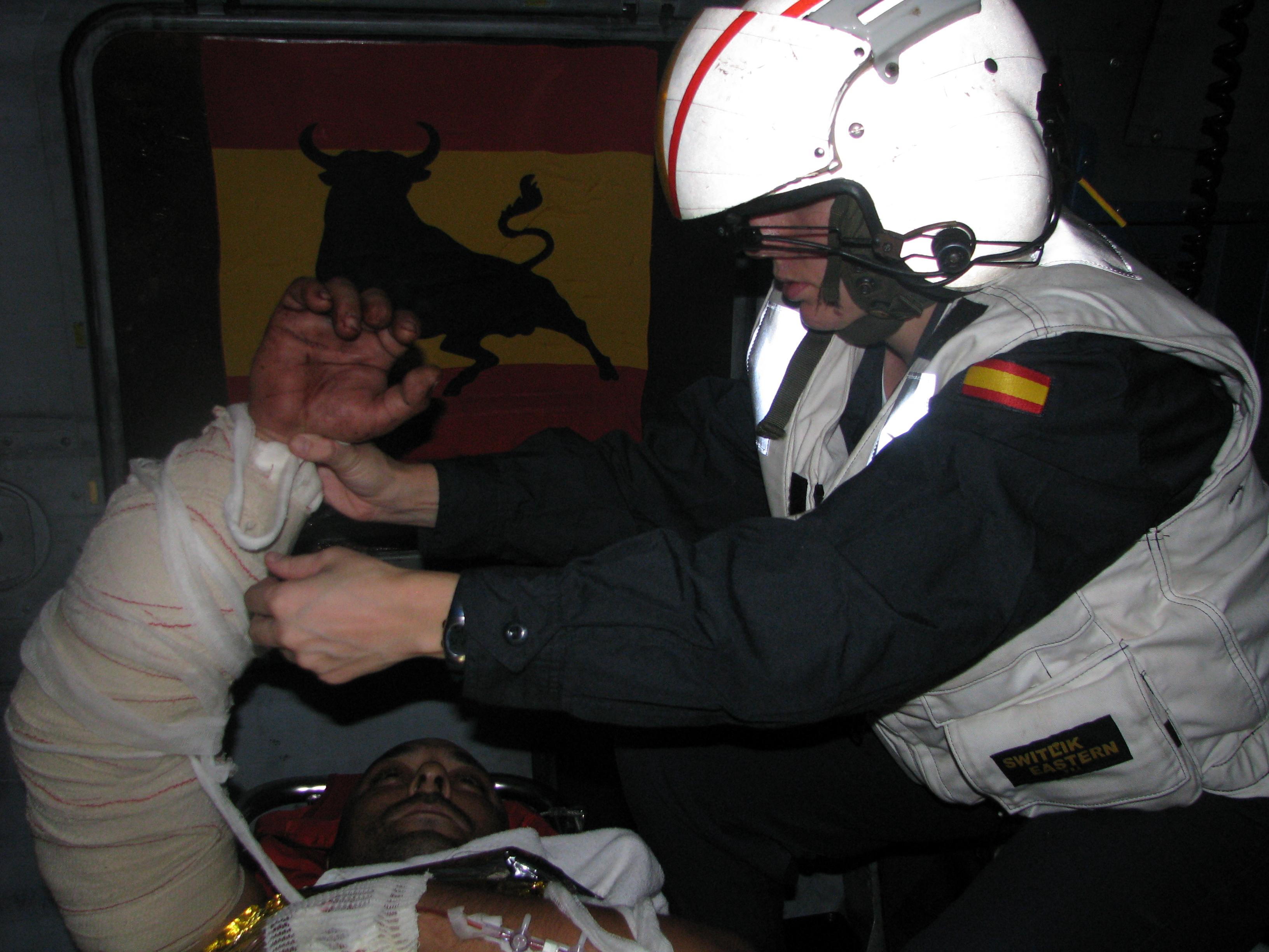 El marinero herido es atendido a bordo del helicóptero de la Armada