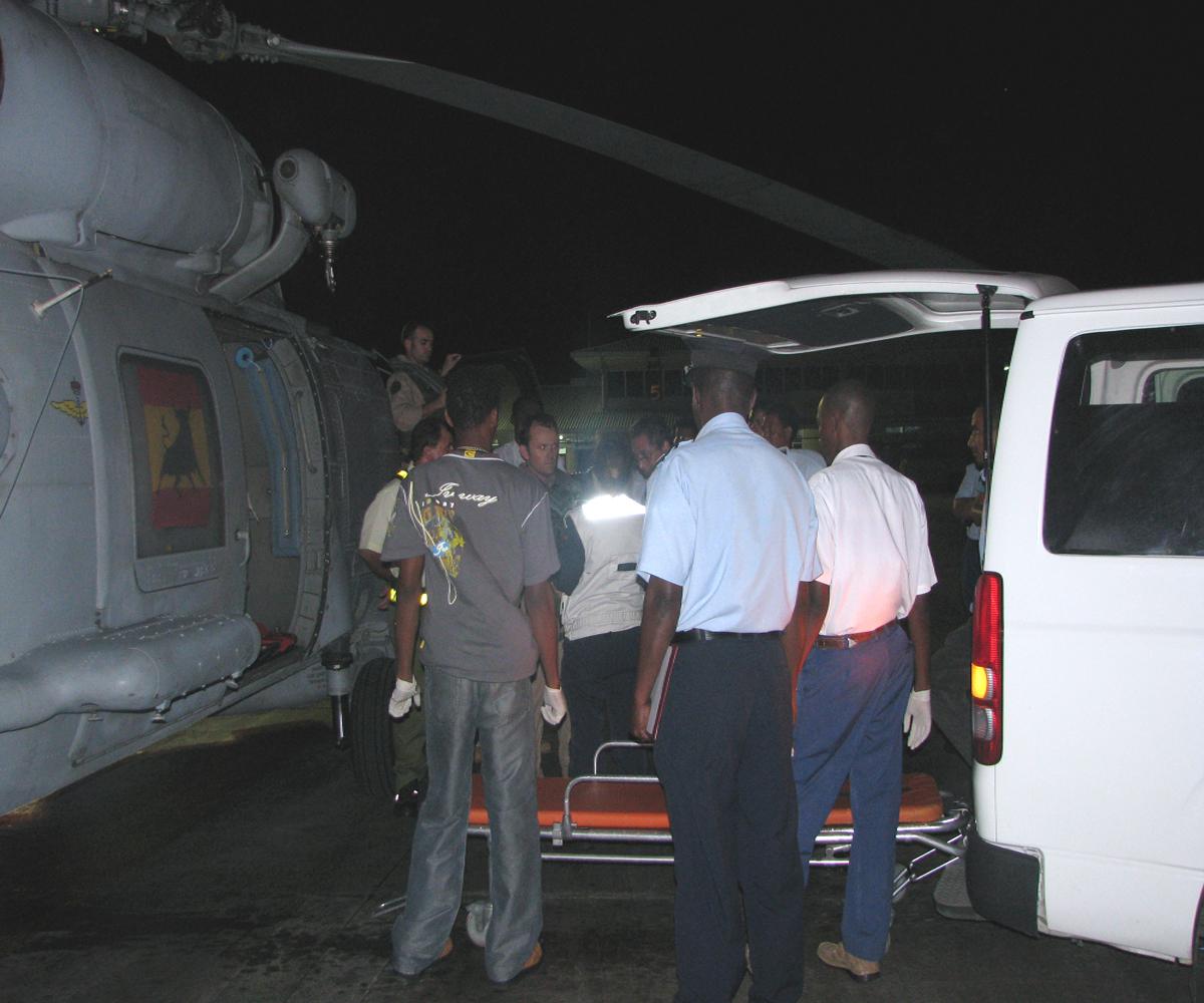 Una ambulancia con un equipo médico esperaba al helicóptero en el aeropuerto