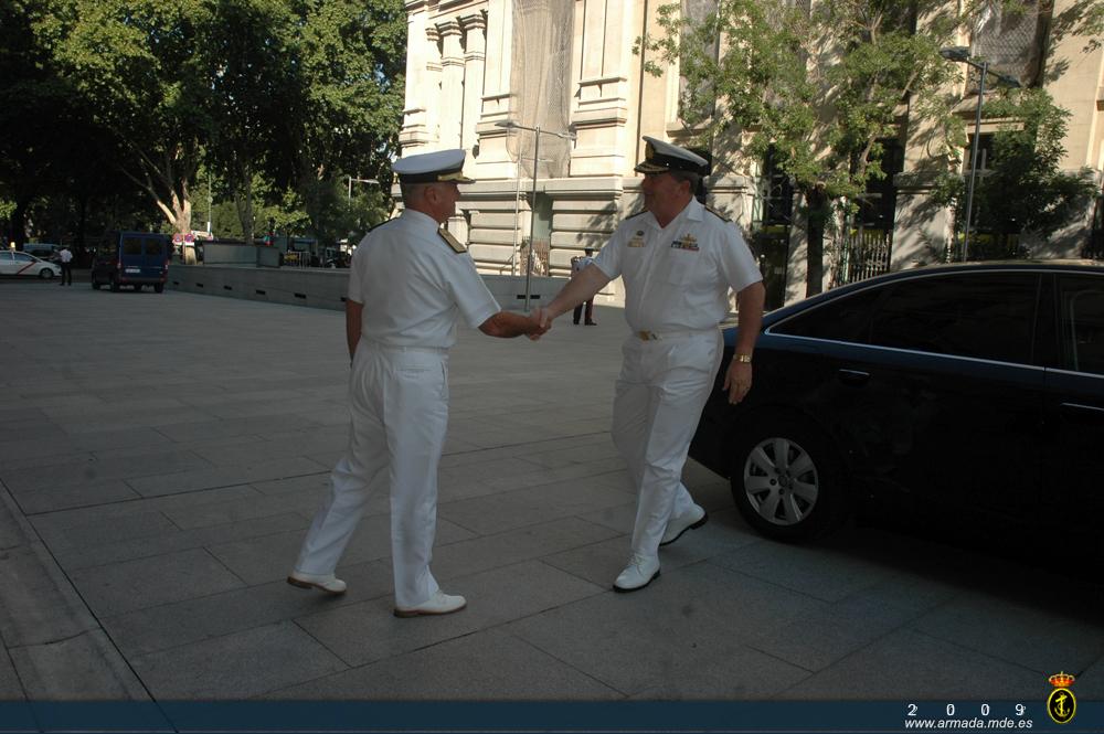 El Almirante Jefe de Estado Mayor de la Armada recibe a su homólogo australiano