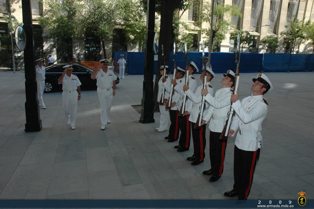 Los Infantes de Marina rindiendo honores
