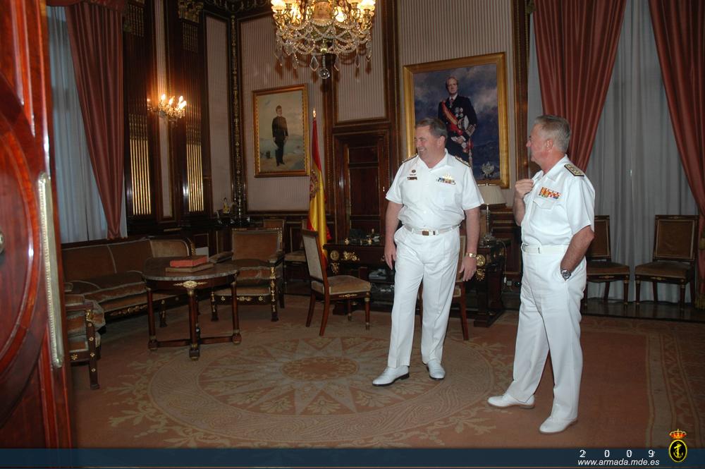 Momento de la visita en el despacho del Almirante Jefe de Estado Mayor de la Armada