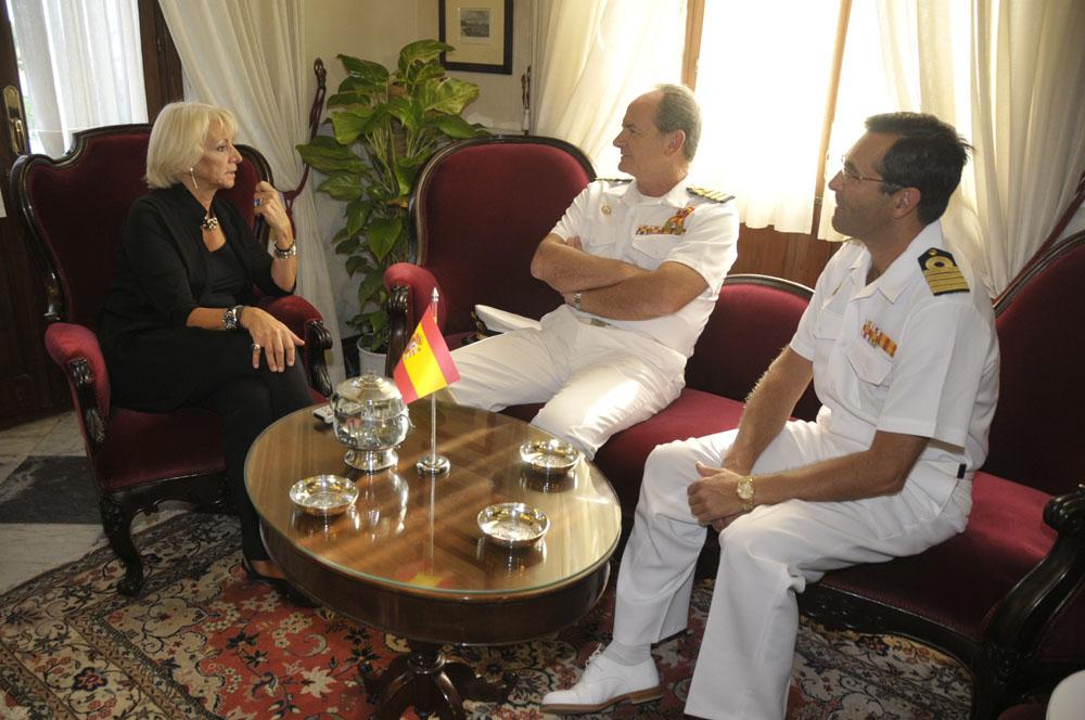 Los comandantes entrante y saliente durante su visita a la alcaldesa de Cádiz