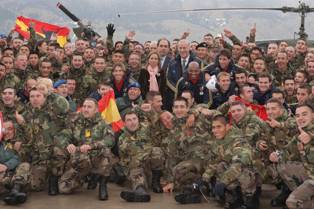 Foto de familia de las tropas españolas con los miembros de la selección española de fútbol y la ministra de Defensa