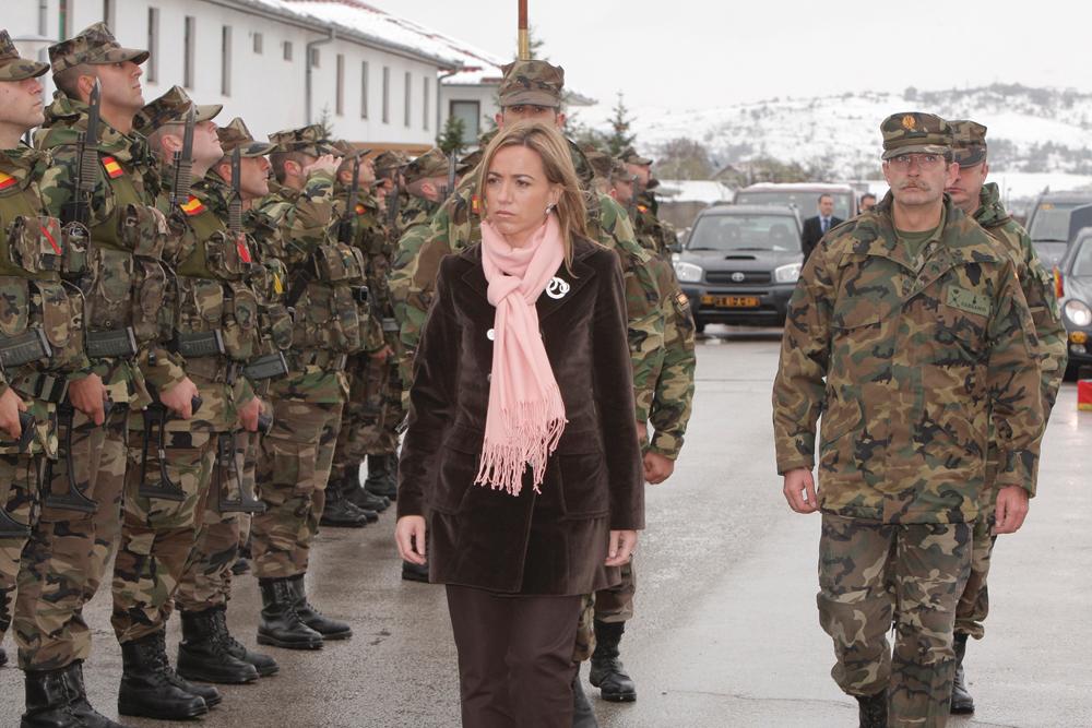 La ministra pasa revista a las tropas desplazadas