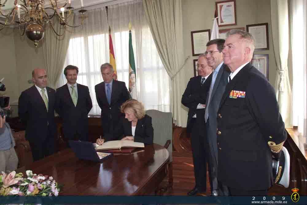 La ministra Elena Salgado firma como madrina en el acto de botadura del buque