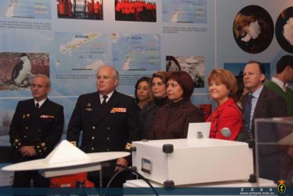 ALASER y la Delegada de Cultura de la Junta de Andalucía en Jaén visitan la exposición de la Armada